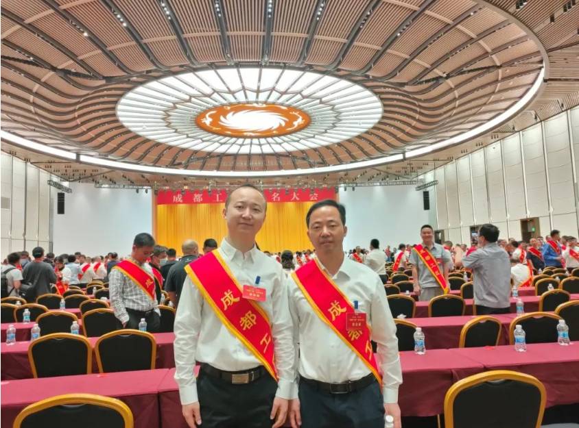 百(bai)匠一(yi)心 | 邁普通(tong)信(xin)胡松、石錦剛獲“成(cheng)都工(gong)匠”殊榮!